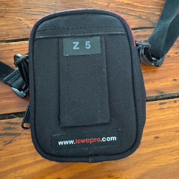 Lowepro Ultracompact Zippered Camera Pouch Red & Black - Picture 3 of 7